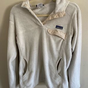 Cozy Patagonia sweatshirt with hood and pockets
